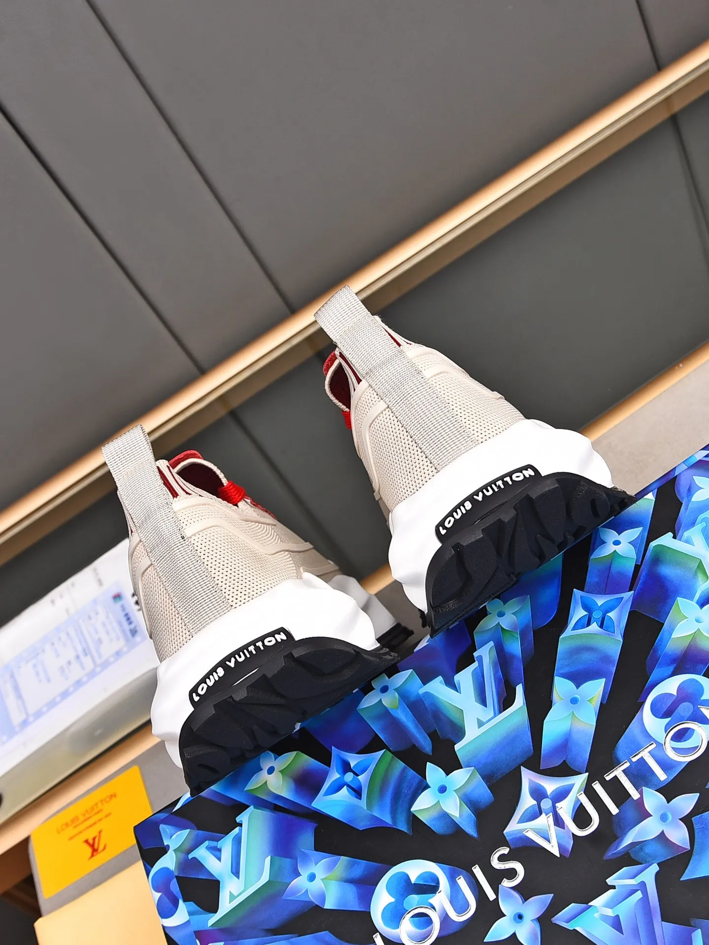 Men's shoes 💰500 LV high-end hot model 👍 Counter 1 design. The face is made of high-elastic fly knit + cowhide + imported glue! TPU outsole is easy to put on, light, comfortable and elastic, trendy and fashionable! ! ! 💪Multiple colors to choose from! Code number: 38-44 (45 46 customized)
